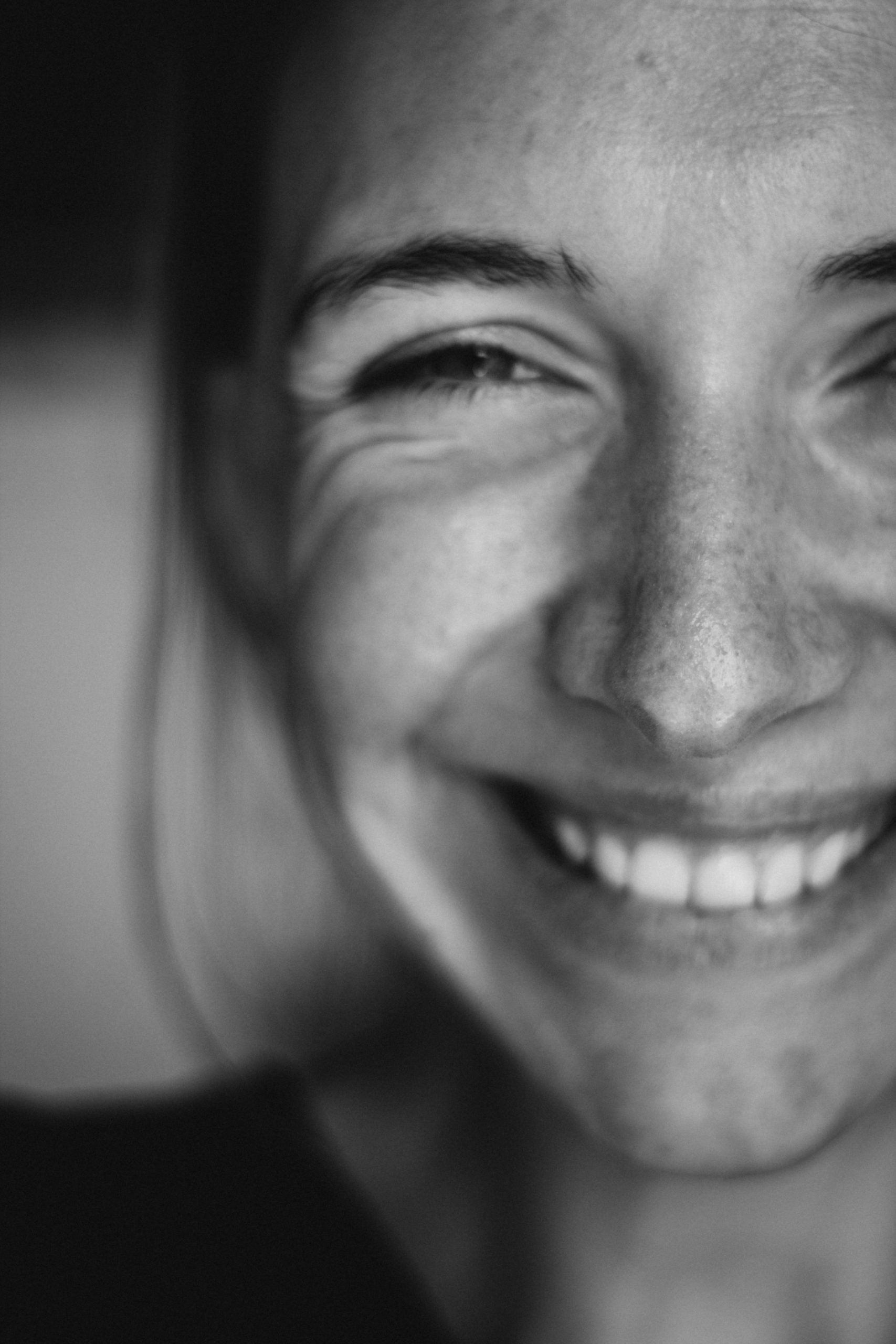 Kvinna med vita tänder efter tandblekning i Norrköping